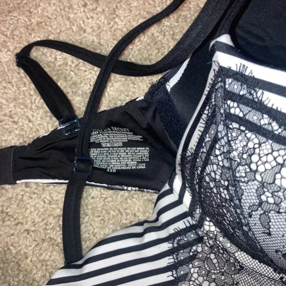 Victoria secret very sexy push up bra black and white lace accents 32D - Picture 3 of 3